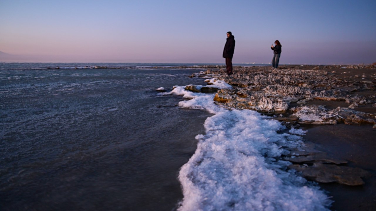 Van Gölü'nün yüzeyi buz parçacıklarıyla kaplandı