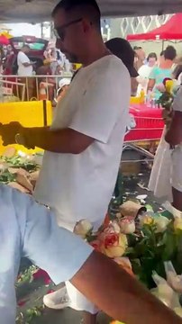 Festa de Iemanjá: Flores brancas e azuis são as mais vendidas por ambulantes