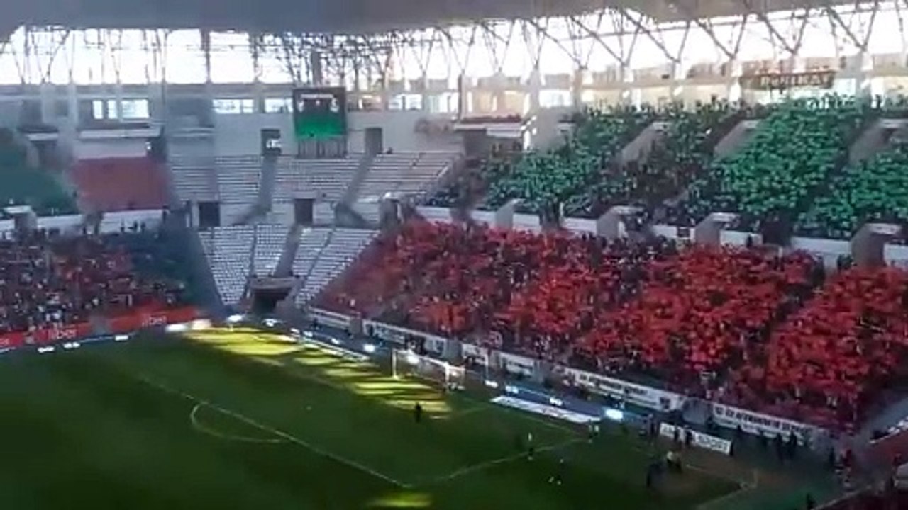 🟢Sakaryaspor maçına büyük ilgi göstererek tribünleri dolduran Amedspor taraftarları, Kürtçe parçalar eşliğinde kareografi yaptı.