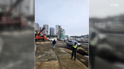 부산서 후진하던 SUV 갯바위로 추락...해경, 기름 제거 / YTN