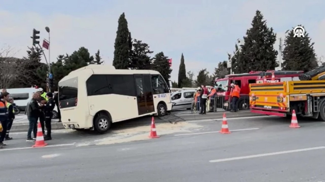 İstanbul'da minibüs şoförünün bacağına bariyer saplandı
