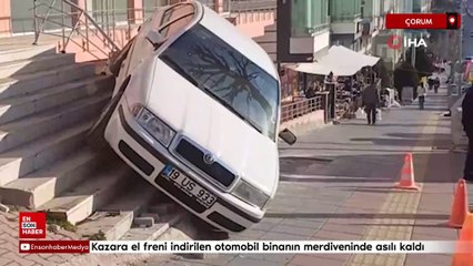 Çorum'da kazara el freni indirilen otomobil binanın merdiveninde asılı kaldı