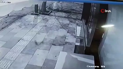 İş yeri önündeki dolabı çaldı, o anlar kamerada