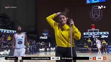 ¡Increíble momento en la Liga Endesa! La voluntaria que se convirtió en la estrella del partido 🧹