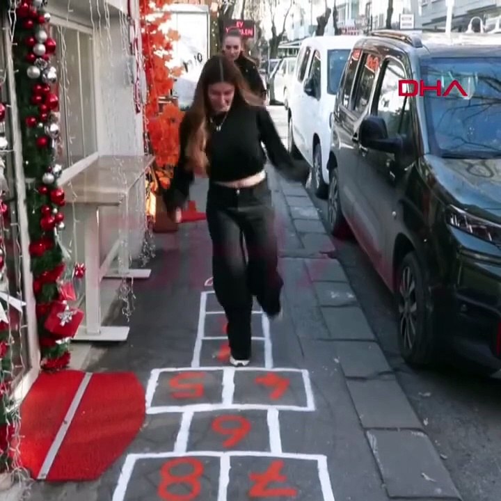 Kapının önüne kızı için seksek oyunu çizen esnaf, sokaktan geçenlerin neşelenmesine ve oyunu oynamasına sebep olmuş 😊