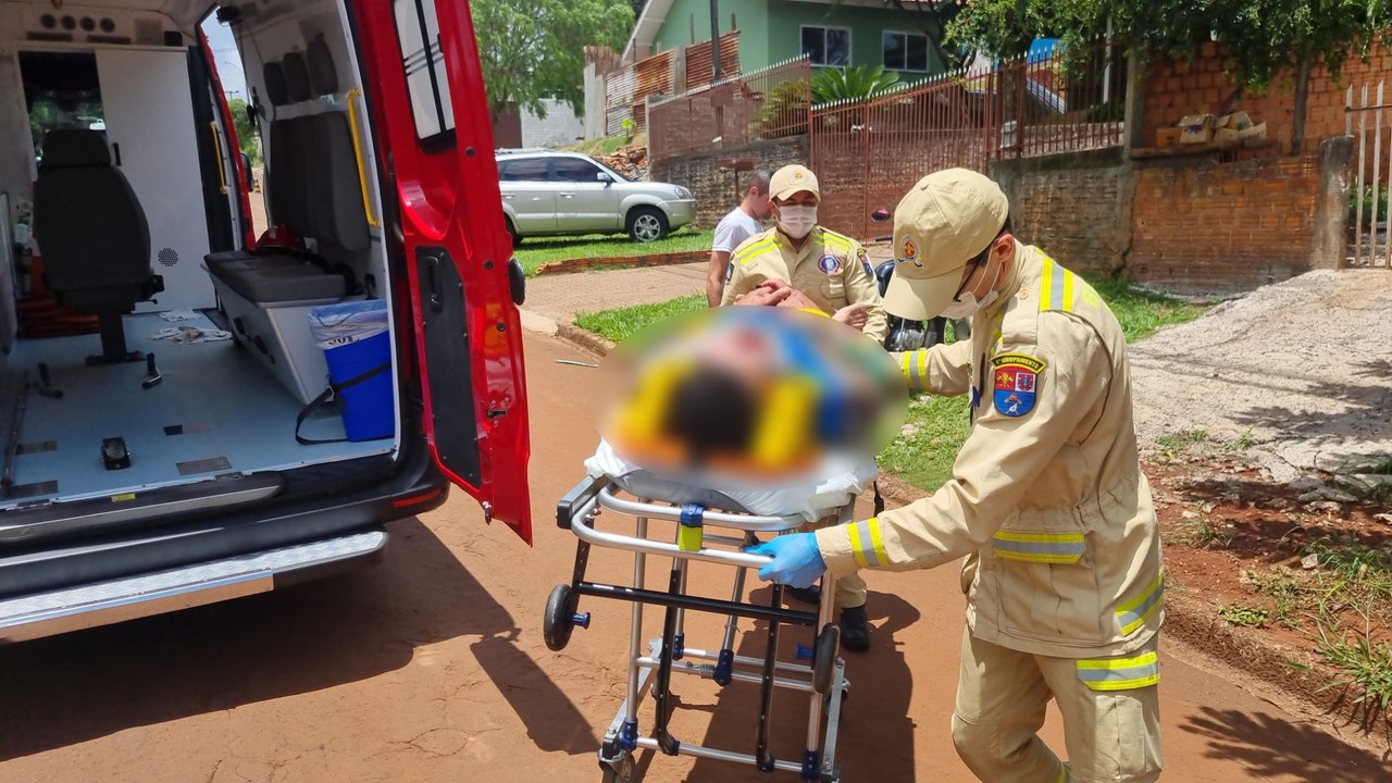 Ciclista sofre queda ao "rampar" quebra-molas no Periolo