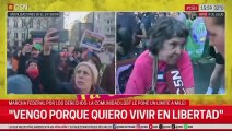 Una señora en la marcha antifascista: 