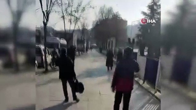 Birbirlerine bıçak ve silahla saldıran dolmuş şoförlerinin yardım bekledikleri anlar kamerada