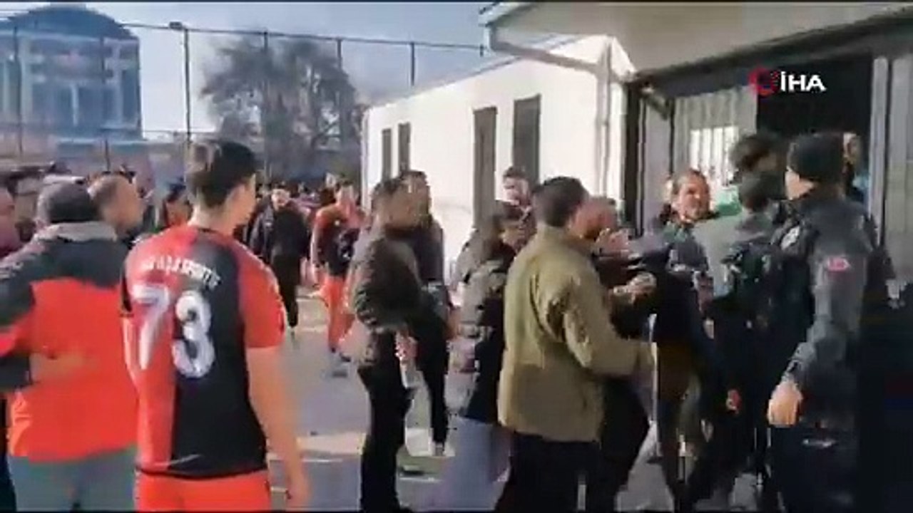 🔴Van'da Bölgesel Amatör Lig’de (BAL) Van Gölüspor ile Hakkari Zap Spor maçı sonrası olaylar çıktı.