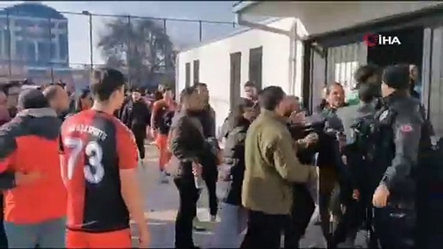 🔴Van'da Bölgesel Amatör Lig’de (BAL) Van Gölüspor ile Hakkari Zap Spor maçı sonrası olaylar çıktı.