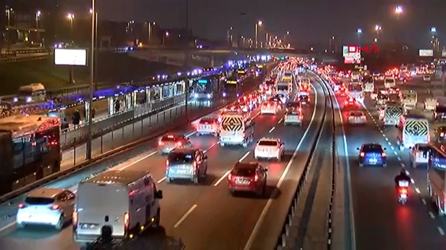 İstanbul'da okulların açılmasıyla sabah saatlerinde trafik yoğunluğu oluştu
