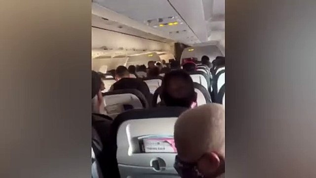 Nouvel incident cette nuit aux USA : 109 personnes évacuées par les toboggans du vol 1382 de United Airlines à Houston, après un incendie sur un des moteurs de l'Airbus A319