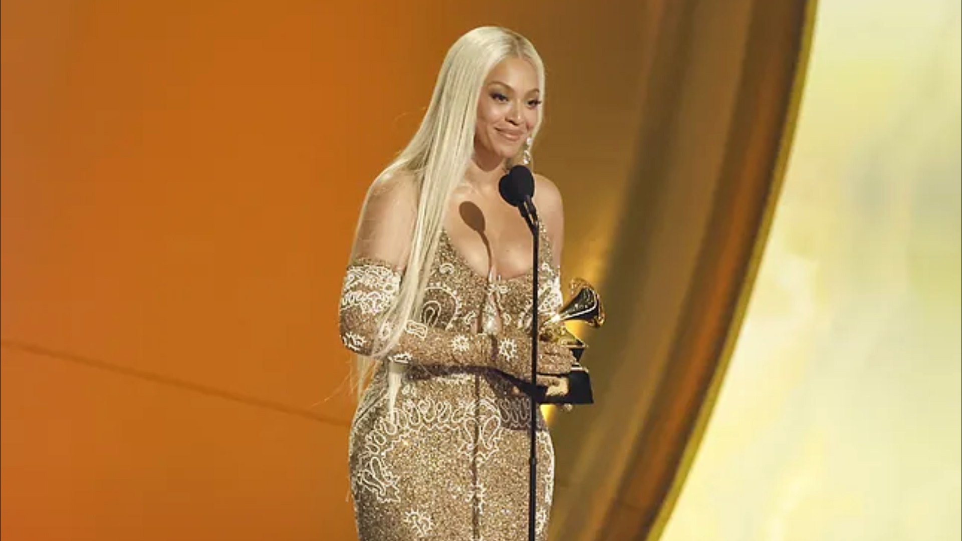 Beyonc� ha ganado el Grammy al Mejor �lbum del A�o por *Cowboy Carter*, logrando as� una hist�rica victoria en la categor�a m�s prestigiosa de los premios Grammy. Con 32 premios y 99 nominaciones, la artista m�s premiada de la historia de los Grammy nunca hab�a conseguido este galard�n hasta ahora, una anomal�a que se ha corregido en la gala celebrada en Los �ngeles. 

A pesar de las dificultades y la baja tolerancia a la frustraci�n que suele haber en la industria musical, Beyonc� ha demostrado ser una artista resiliente y determinada. Como aut�ntica texana, su tenacidad ha brillado tras haber sufrido cuatro derrotas en esta categor�a. Esta noche, la cantante se ha convertido en la primera artista negra en ganar el Grammy al Mejor �lbum del A�o en este siglo, marcando un hito en la historia de la m�sica.