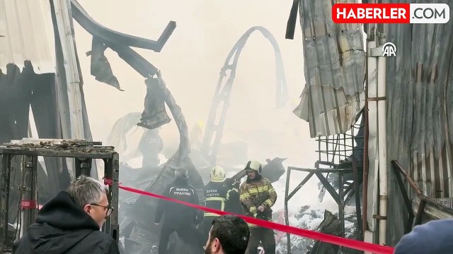 Geri dönüşüm tesisinde başlayıp tekstil fabrikasına sıçrayan yangına müdahale ediliyor