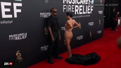 Es lo más comentado por encima del vestido de Taylor Swift: luce semidesnuda en los Grammy