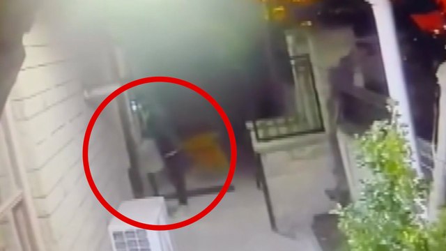 Görenler gözlerine inanamadı! Hırsızlar saniyeler içinde zil panellerini çaldı... O anlar kamerada