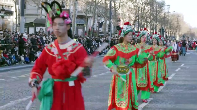 Sur les Champs-Elysées, défilé du Nouvel An chinois sous le signe du Serpent de bois