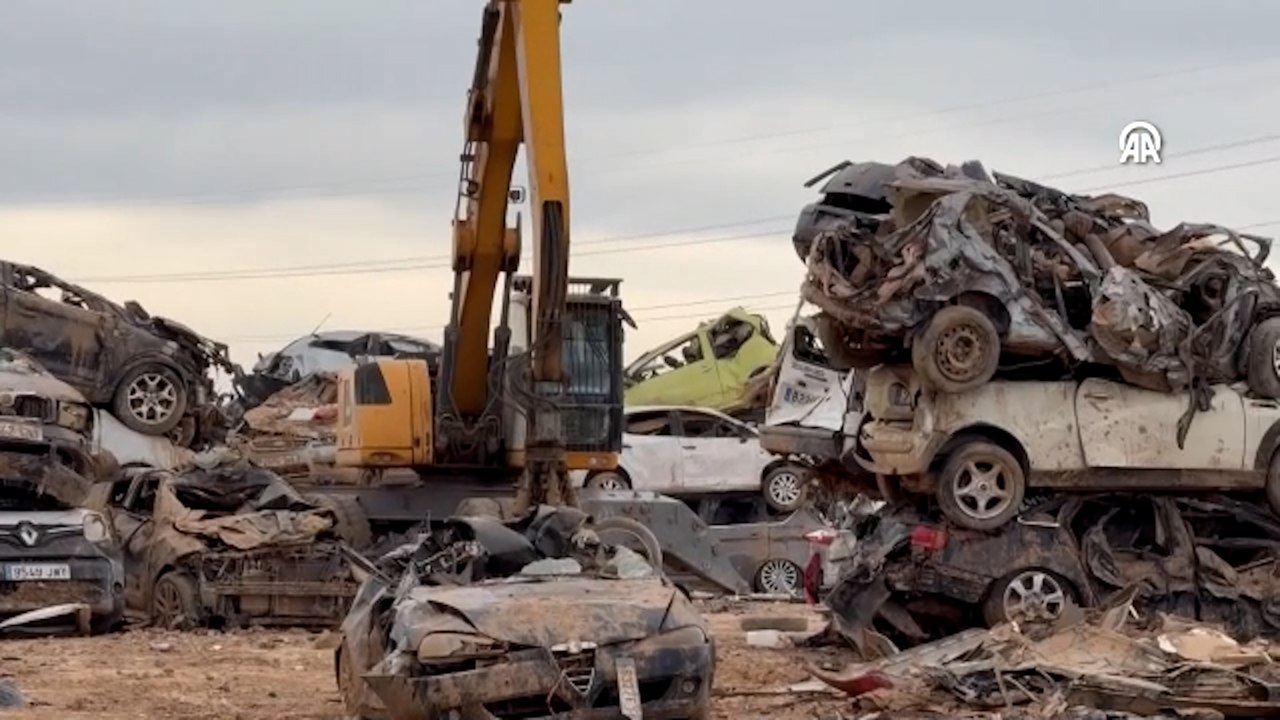 İspanya'da sel felaketi! 120 binden fazla araç kullanılamaz hale geldi