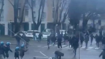 Treno vandalizzato e sassaiola tra i tifosi prima del derby Modena-Mantova, Trenitalia Tper protesta