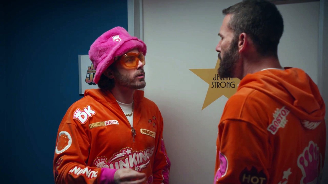 Ben Affleck et Casey Affleck face à Jeremy Strong dans la pub Dunkin' Donuts (vo)