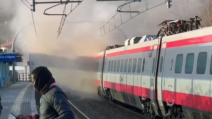 Frecciargento fermo a Lastra a Signa, esce fumo dal convoglio: il video