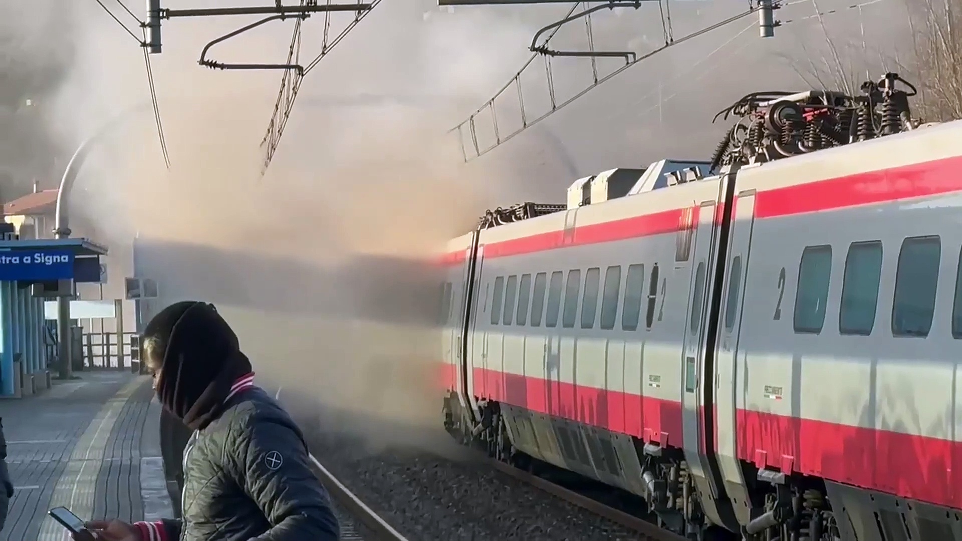 Video Frecciargento fermo a Lastra a Signa, esce fumo dal convoglio: il video