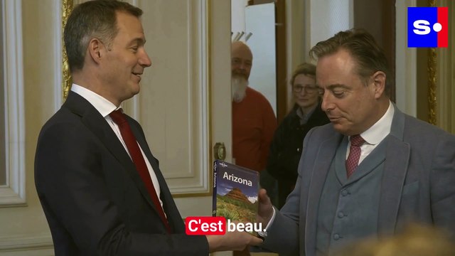 Alexander De Croo offre un guide Lonely Planet sur l'Arizona et un exemplaire de la Guerre des Gaules à Bart De Wever