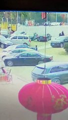 Criança faz carro capotar após explodir fossa com bombinha