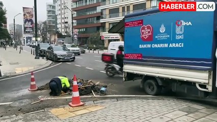 Kadıköy'de Su Borusu Patladı, Tazyikli Su Yüksekten Fışkırdı