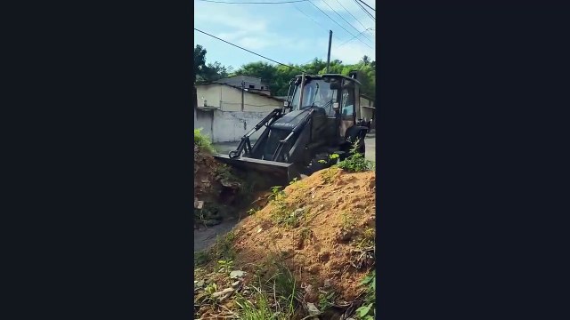 Fuzis são apreendidos e barricadas destruídas durante operação para prender envolvidos em morte de PM; assista