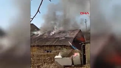 Yüksekova'da tek katlı ev, alev alev yandı