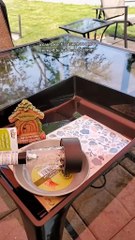 Un crapaud lui rend visite pendant 3 ans, elle l'adopte et lui construit une maison