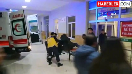 Sağlık ekipleri kanlar içindeki yaralıyı sedyeden düşürdü