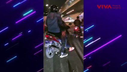 HANCUR! Toyota Supra Tabrak Tiang hingga Timpa Vario