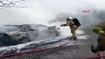 Hareket halindeyken alev alan otomobil, kullanılamaz hale geldi (VİDEO EKLENDİ)