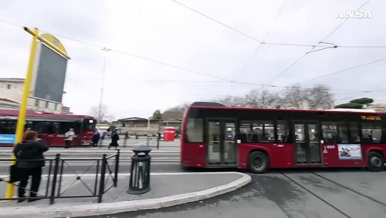 Roma, 15enne accoltellato per rapina