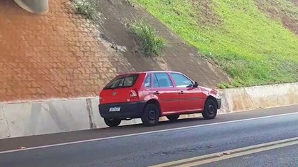 Gol e Peugeot se envolvem em colisão traseira na BR-277