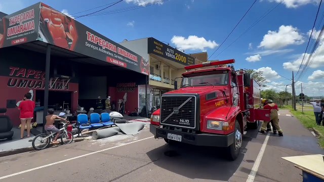 Incêndio de grandes proporções em tapeçaria na PR-489 mobiliza bombeiros em Umuarama