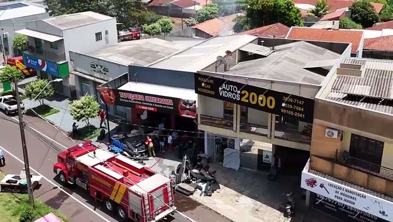 Incêndio de grandes proporções em tapeçaria na PR-489 mobiliza bombeiros em Umuarama