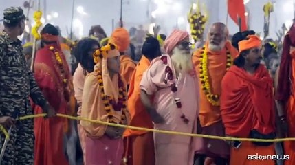 India, i devoti ind? si immergono al Kumbh Mela