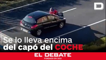 Discute con otro conductor, lo embiste y conduce con él sobre el capó del coche