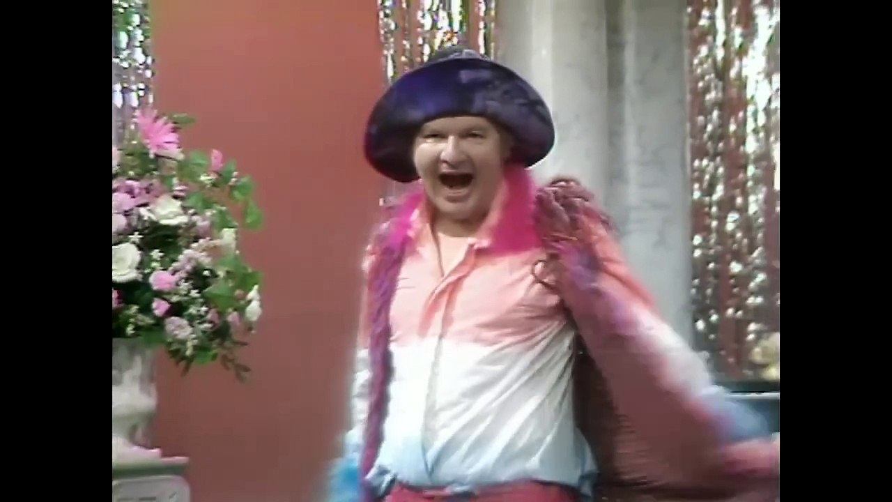 Benny Hill - Mr. TV Times w⁄Closing Chase (1974)