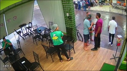 Homem é esfaqueado em atacadista no Areal