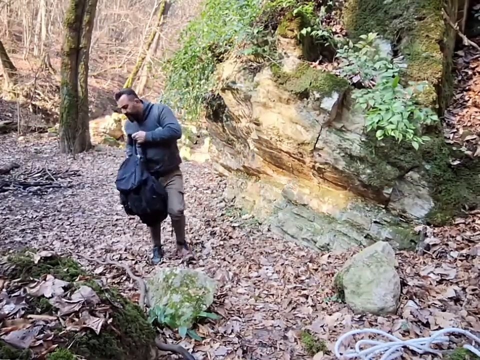 Use the rock walls to build a stone shelter to hide from wild animals! #Wild Construction #Wildlife Survival #Shelter Construction #outdoor #Content-inspired search Using the rock wall to build a stone shelter to avoid attacks from wild animals! #wildern