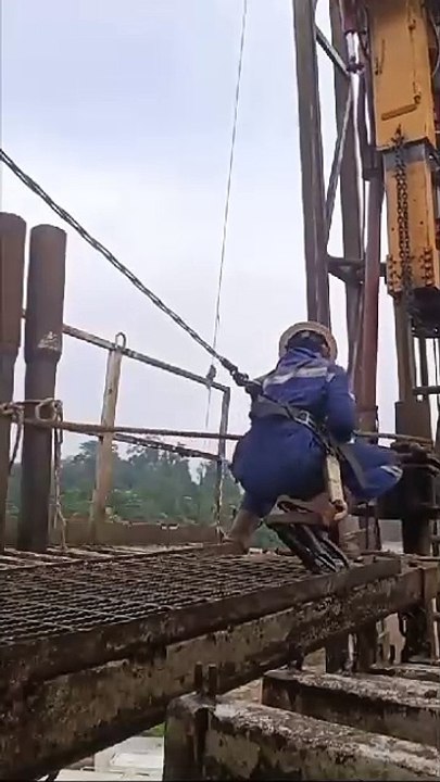 menjadi derickman migas