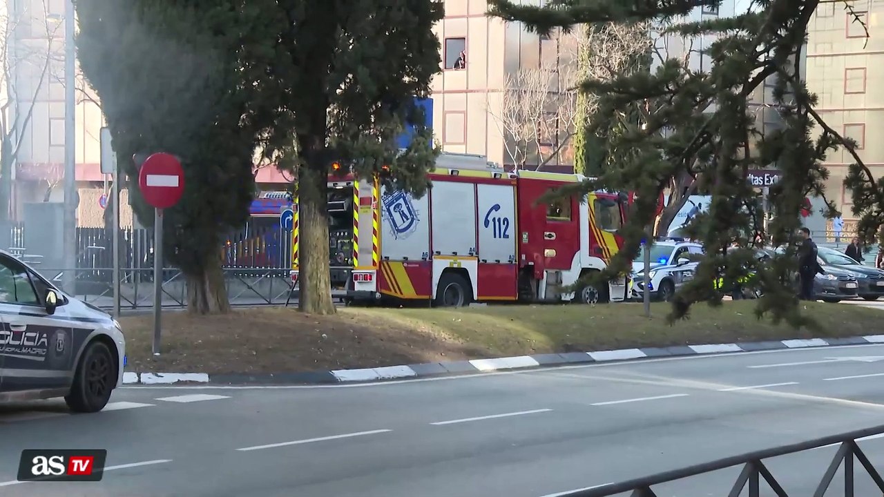 Arde un coche a la altura del hospital Vithas Universitario de Arturo Soria
