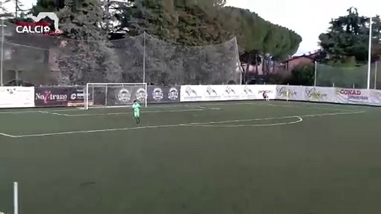 Il portiere rinvia e fa gol, esplode la festa in campo