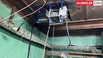 Binanın altına tünel inşa edip, elektrik hattı döşemişler