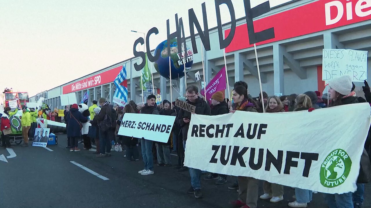 Demonstrationen in Deutschland: Menschen demonstrieren gegen Friedrich Merz