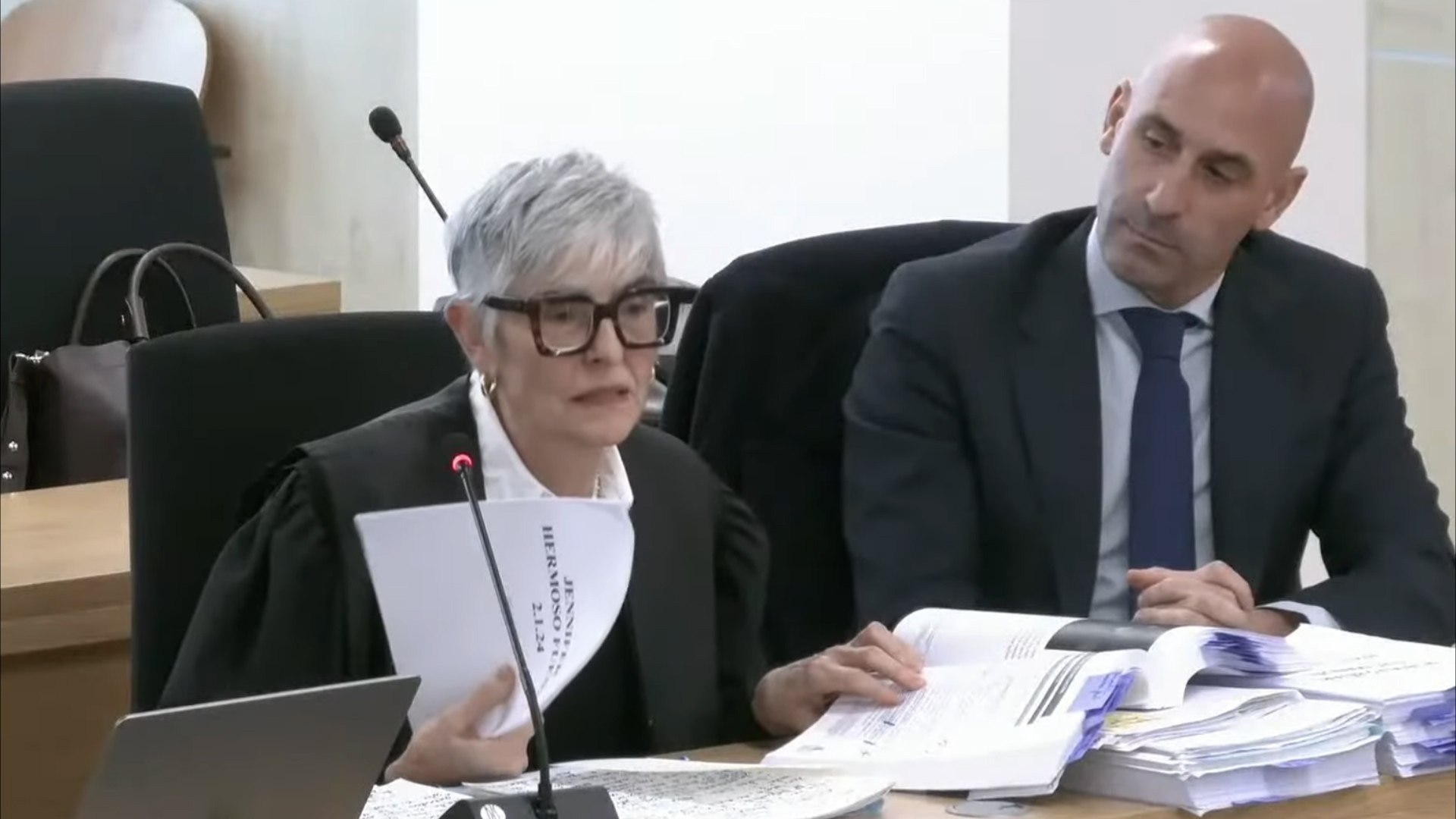 La delantera espa�ola Jenni Hermoso testific� en el juicio contra Luis Rubiales, ex presidente de la Real Federaci�n Espa�ola de F�tbol (RFEF), asegurando que no consinti� el beso que recibi� tras la final del Mundial Femenino 2023.
"S�, me sent� poco respetada. No busqu� ese acto. Sent� rechazo hacia esa conducta", declar� Hermoso. "Manch� uno de los d�as m�s felices de mi vida".
Rubiales, de 47 a�os, enfrenta cargos por agresi�n sexual y coacci�n. Los fiscales solicitan una pena de dos a�os y medio de prisi�n, una multa de 50.000 euros y la prohibici�n de ejercer cargos en el deporte.
El incidente, ocurrido en la ceremonia de premiaci�n del Mundial de S�dney, gener� indignaci�n en Espa�a y abri� un debate sobre el sexismo en el deporte. Hermoso revel� que se sinti� presionada para defender p�blicamente a Rubiales, algo que rechaz� hacer.